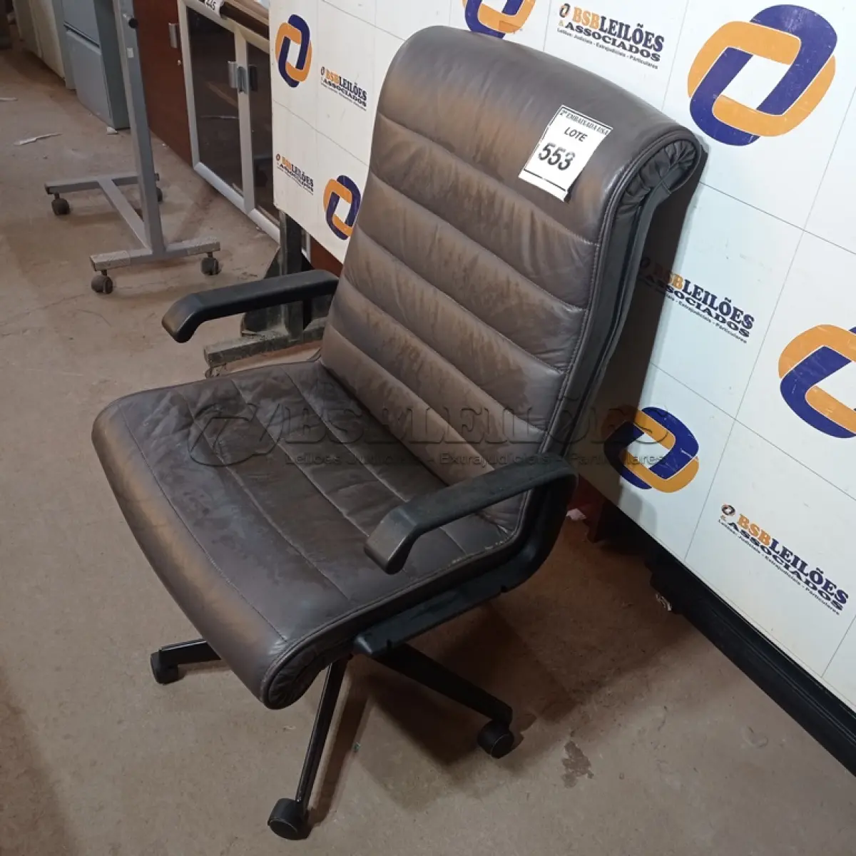 LOTE 553 - 01 CADEIRA DE ESCRITÓRIO. (NO ESTADO EM QUE SE ENCONTRA. SUJEITO A AVARIAS OCULTAS/VISÍVEIS.)