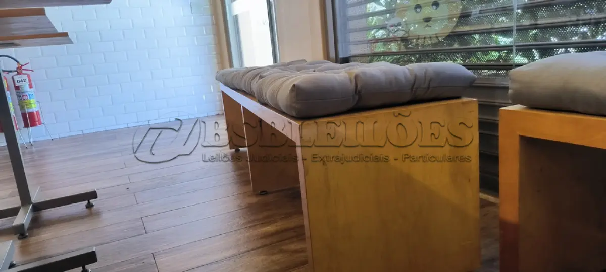 LOTE 001 - 01 BANCO EM MADEIRA COM 04 ACENTOS ESTOFADOS.  (NO ESTADO) ATENÇÃO! FAZER A VISITAÇÃO ANTES DE ARREMATAR, NÃO SABEMOS SE FUNCIONA. LEILÃO NÃO TEM GARANTIA E NEM DEVOLUÇÃO, SUJEITO A POSSÍVEIS AVARIAS VISÍVEIS/OCULTAS E/OU AUSÊNCIA DE COMPONENTES.