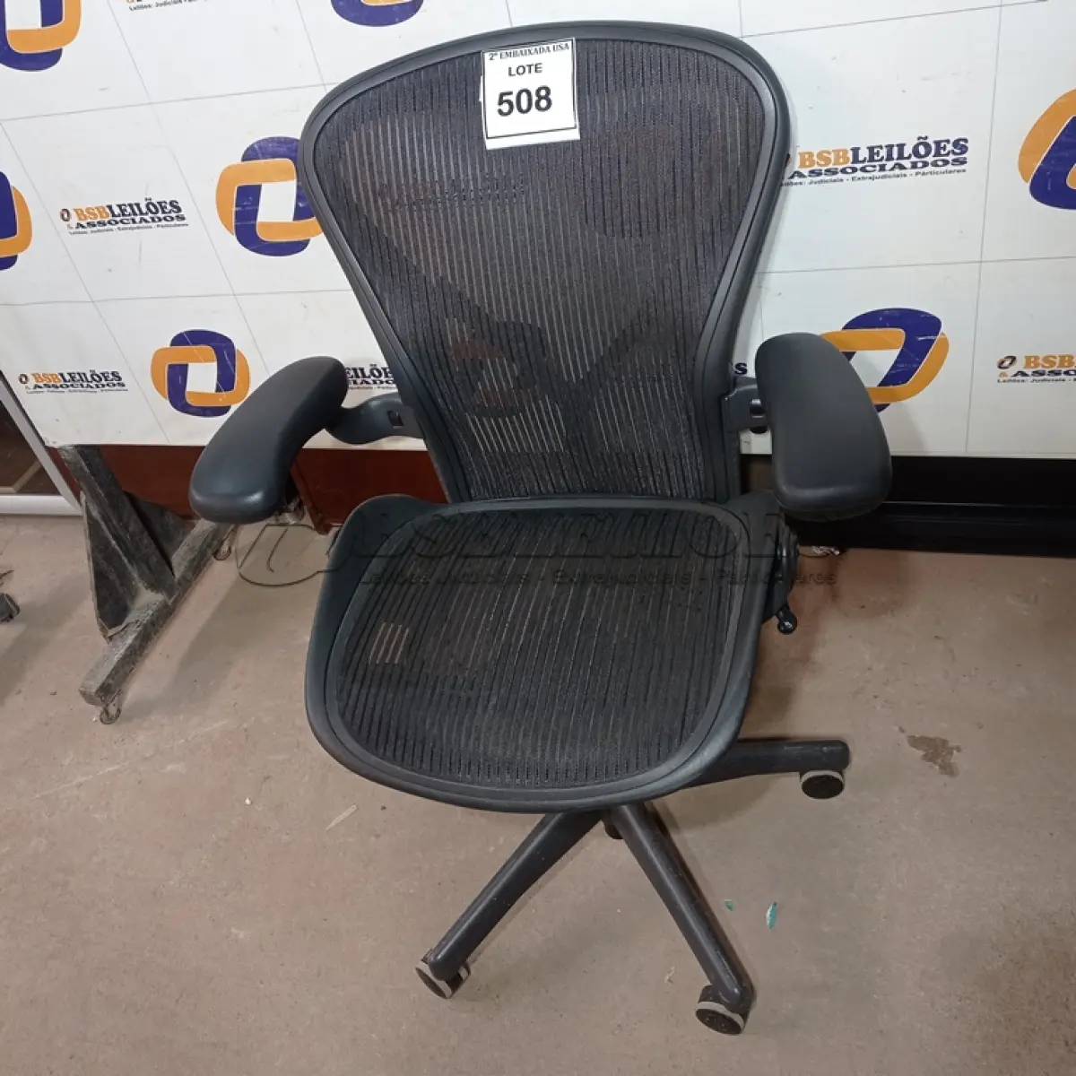 LOTE 508 - 01 CADEIRA DE ESCRITÓRIO HERMAN MILLER. (NO ESTADO EM QUE SE ENCONTRA. SUJEITO A AVARIAS OCULTAS/VISÍVEIS.)