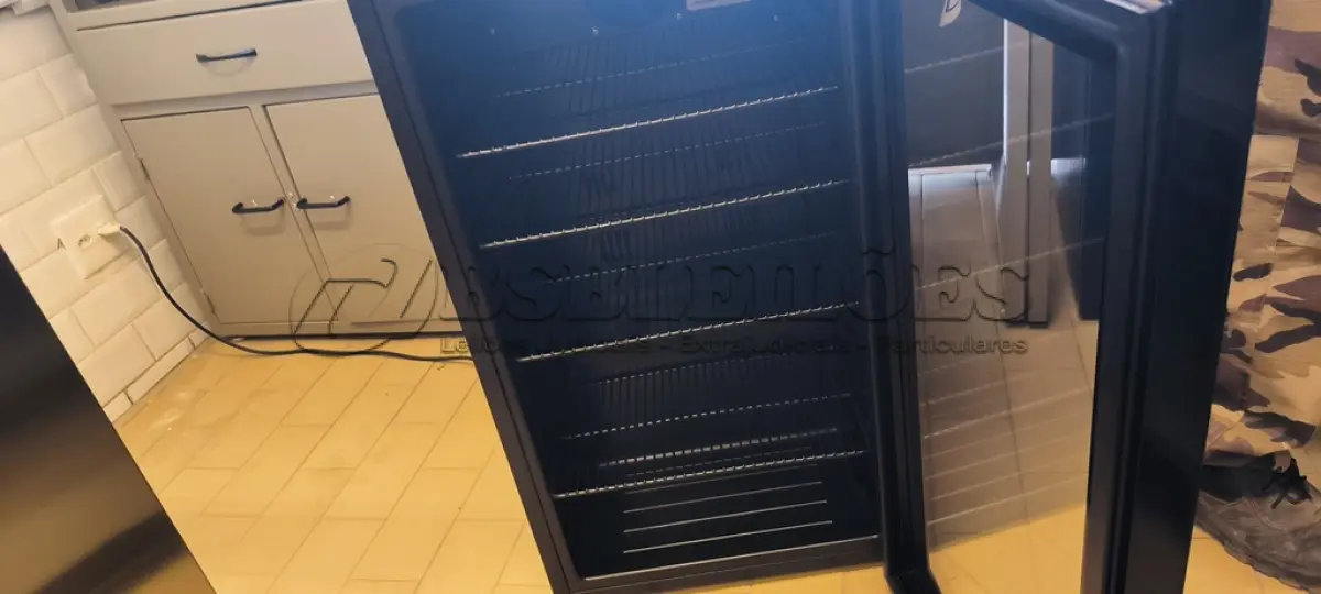 LOTE 085 - 01 ADEGA REFRIGERADA EOS. (NO ESTADO) ATENÇÃO! FAZER A VISITAÇÃO ANTES DE ARREMATAR, NÃO SABEMOS SE FUNCIONA. LEILÃO NÃO TEM GARANTIA E NEM DEVOLUÇÃO, SUJEITO A POSSÍVEIS AVARIAS VISÍVEIS/OCULTAS E/OU AUSÊNCIA DE COMPONENTES.