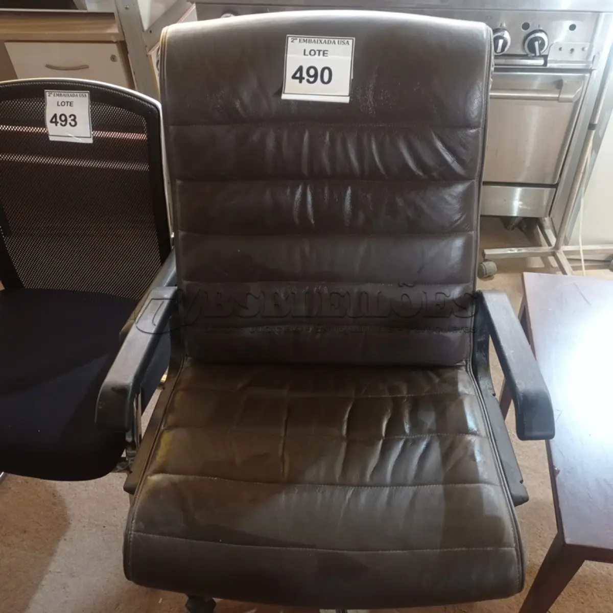 LOTE 490 - 01 CADEIRA DE ESCRITÓRIO. (NO ESTADO EM QUE SE ENCONTRA. SUJEITO A AVARIAS OCULTAS/VISÍVEIS.)