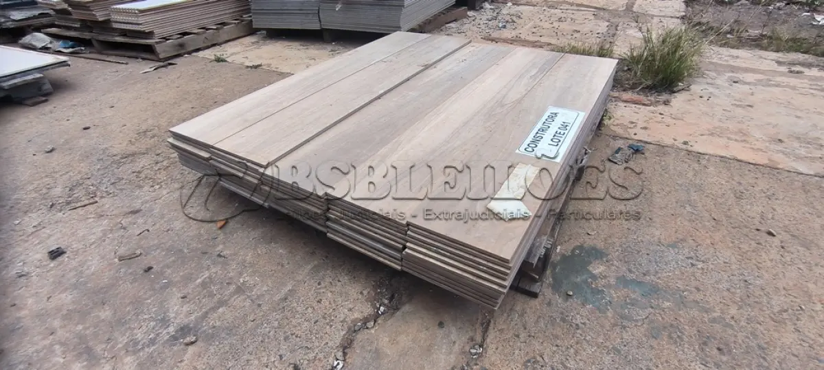 LOTE 041 - APROXIMADAMENTE 12,00 M² PORCELANATO ARAUCARIA CLARA 20X120CM NAT RET – PORTOBELLO. (NO ESTADO EM QUE SE ENCONTRA. SUJEITO A AVARIAS OCULTAS/VISÍVEIS.)