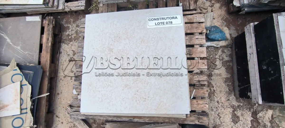 LOTE 078 - APROXIMADAMENTE 5,76 M² DE PORCELANATO 90X90CM DIVERSOS. (NO ESTADO EM QUE SE ENCONTRA. SUJEITO A AVARIAS OCULTAS/VISÍVEIS.)