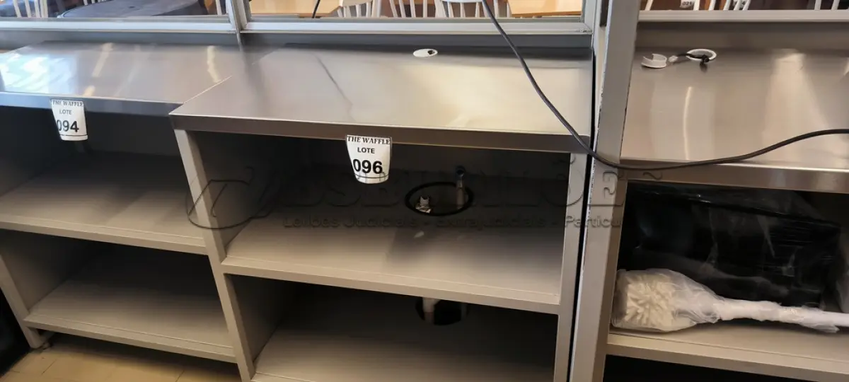 LOTE 096 - 01 PRATELEIRA EM FERRO COM TAMPO EM INOX. (NO ESTADO) ATENÇÃO! FAZER A VISITAÇÃO ANTES DE ARREMATAR, NÃO SABEMOS SE FUNCIONA. LEILÃO NÃO TEM GARANTIA E NEM DEVOLUÇÃO, SUJEITO A POSSÍVEIS AVARIAS VISÍVEIS/OCULTAS E/OU AUSÊNCIA DE COMPONENTES.