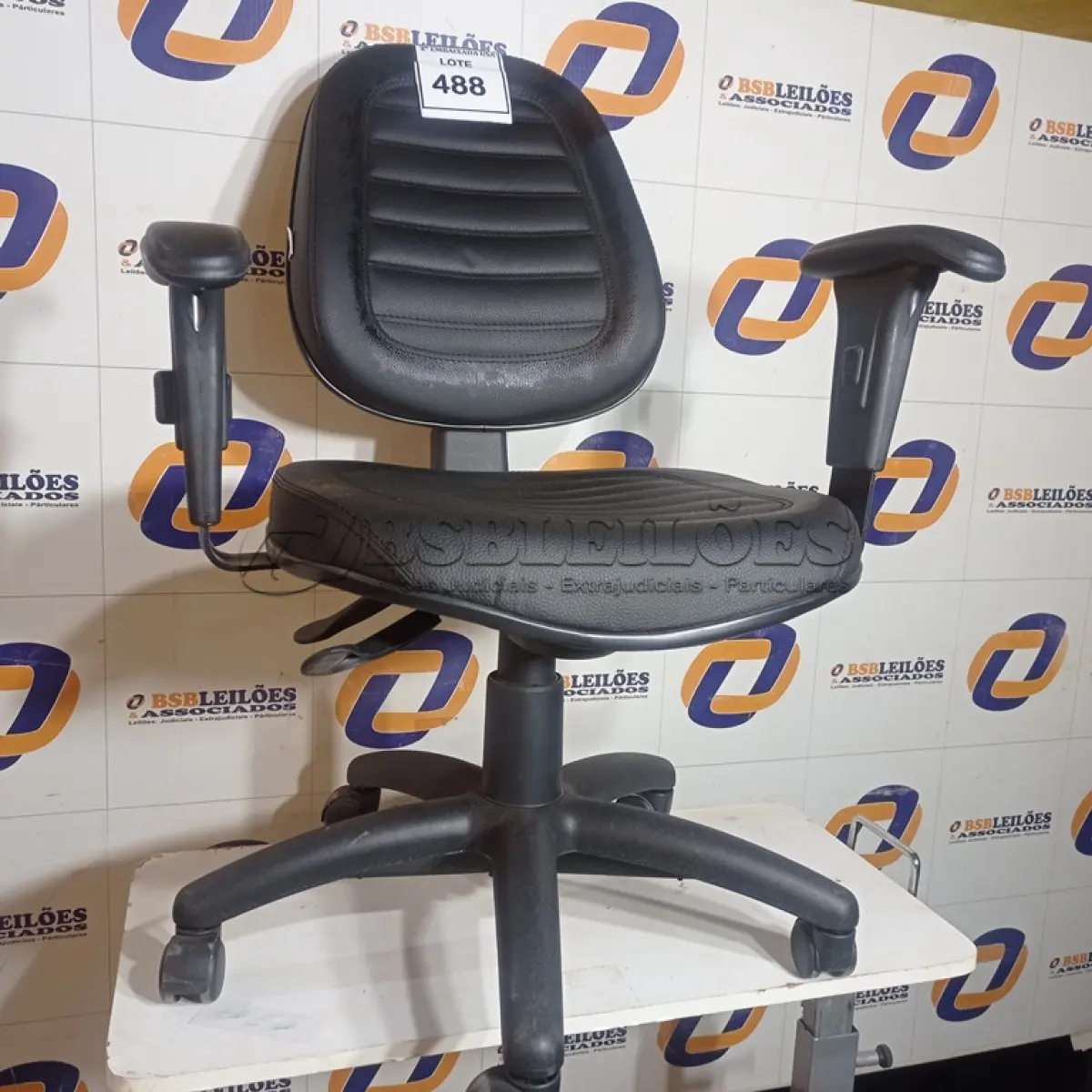 LOTE 488 - 01 CADEIRA DE ESCRITÓRIO. (NO ESTADO EM QUE SE ENCONTRA. SUJEITO A AVARIAS OCULTAS/VISÍVEIS.)