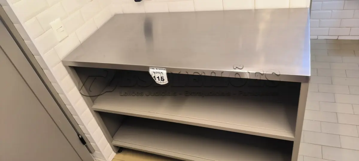 LOTE 115 - 01 PRATELEIRA EM FERRO COM TAMPO EM INOX. (NO ESTADO) ATENÇÃO! FAZER A VISITAÇÃO ANTES DE ARREMATAR, NÃO SABEMOS SE FUNCIONA. LEILÃO NÃO TEM GARANTIA E NEM DEVOLUÇÃO, SUJEITO A POSSÍVEIS AVARIAS VISÍVEIS/OCULTAS E/OU AUSÊNCIA DE COMPONENTES.