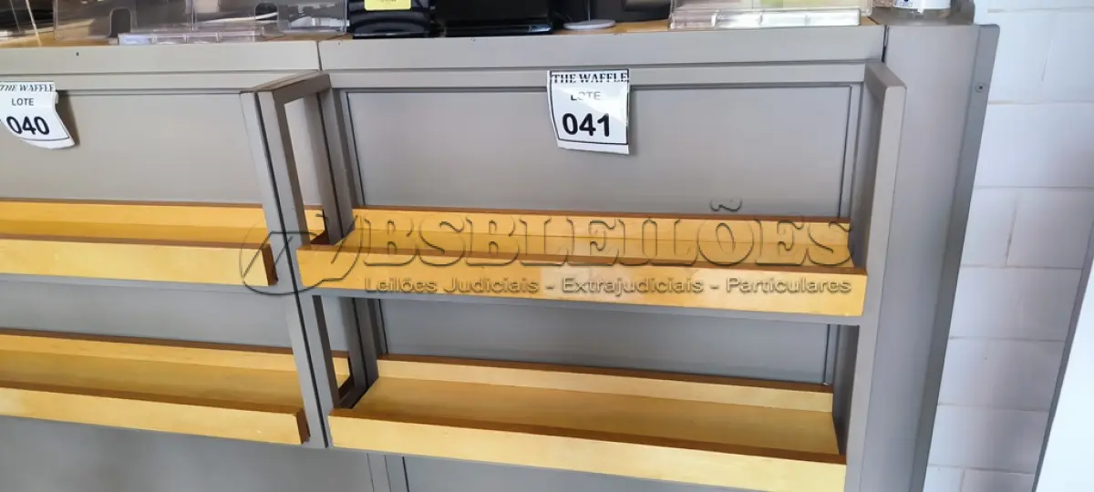 LOTE 041 - 01 BALCÃO EXPOSITOR FERRO E MADEIRA. (NO ESTADO) ATENÇÃO! FAZER A VISITAÇÃO ANTES DE ARREMATAR, NÃO SABEMOS SE FUNCIONA. LEILÃO NÃO TEM GARANTIA E NEM DEVOLUÇÃO, SUJEITO A POSSÍVEIS AVARIAS VISÍVEIS/OCULTAS E/OU AUSÊNCIA DE COMPONENTES.