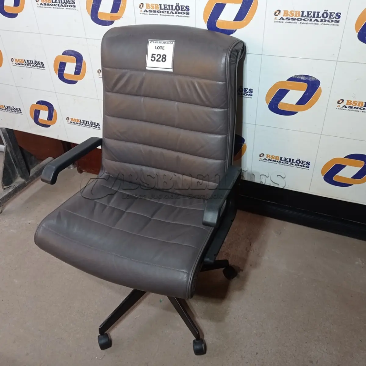 LOTE 528 - 01 CADEIRA DE ESCRITÓRIO. (NO ESTADO EM QUE SE ENCONTRA. SUJEITO A AVARIAS OCULTAS/VISÍVEIS.)