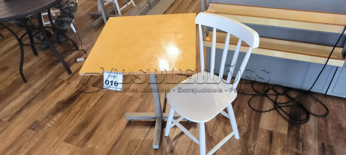 LOTE 016 - 01 MESA QUADRADA EM MADEIRA COM PÉS EM FERRO E 01 CADEIRA EM MADEIRA.  (NO ESTADO) ATENÇÃO! FAZER A VISITAÇÃO ANTES DE ARREMATAR, NÃO SABEMOS SE FUNCIONA. LEILÃO NÃO TEM GARANTIA E NEM DEVOLUÇÃO, SUJEITO A POSSÍVEIS AVARIAS VISÍVEIS/OCULTAS E/OU AUSÊNCIA DE COMPONENTES.