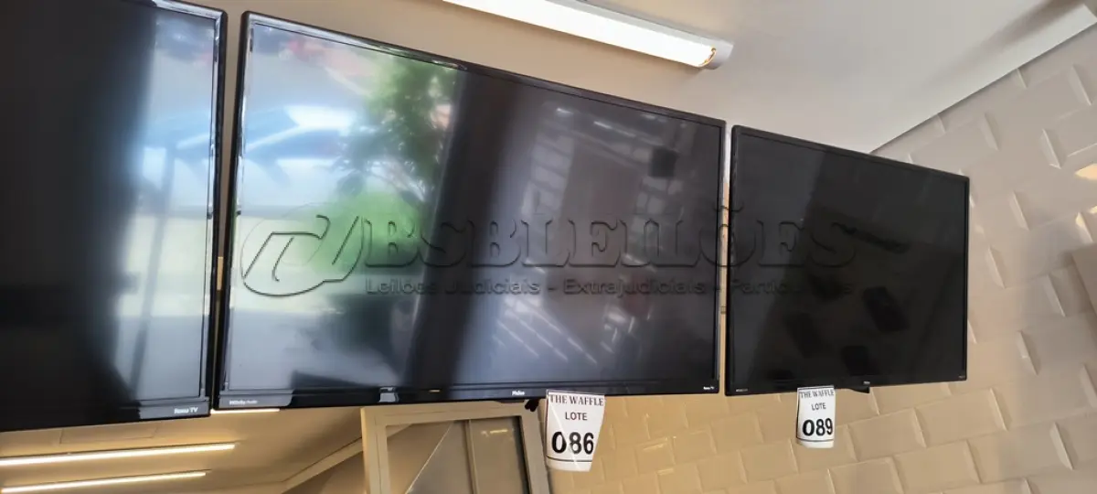LOTE 086 - 01 TV/MONITOR PHILCO 32”.  (NO ESTADO) ATENÇÃO! FAZER A VISITAÇÃO ANTES DE ARREMATAR, NÃO SABEMOS SE FUNCIONA. LEILÃO NÃO TEM GARANTIA E NEM DEVOLUÇÃO, SUJEITO A POSSÍVEIS AVARIAS VISÍVEIS/OCULTAS E/OU AUSÊNCIA DE COMPONENTES.