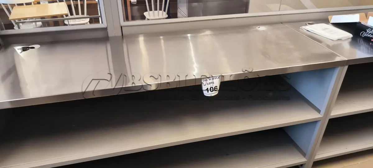 LOTE 106 - 01 PRATELEIRA EM FERRO COM TAMPO EM INOX. (NO ESTADO) ATENÇÃO! FAZER A VISITAÇÃO ANTES DE ARREMATAR, NÃO SABEMOS SE FUNCIONA. LEILÃO NÃO TEM GARANTIA E NEM DEVOLUÇÃO, SUJEITO A POSSÍVEIS AVARIAS VISÍVEIS/OCULTAS E/OU AUSÊNCIA DE COMPONENTES.