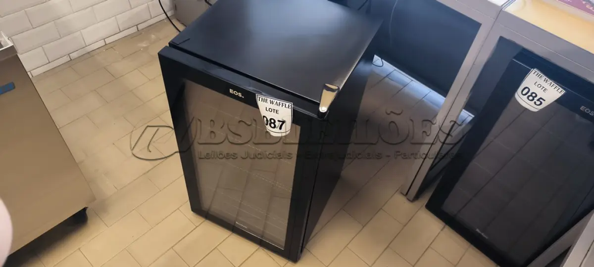 LOTE 087 - 01 ADEGA REFRIGERADA EOS. (NO ESTADO) ATENÇÃO! FAZER A VISITAÇÃO ANTES DE ARREMATAR, NÃO SABEMOS SE FUNCIONA. LEILÃO NÃO TEM GARANTIA E NEM DEVOLUÇÃO, SUJEITO A POSSÍVEIS AVARIAS VISÍVEIS/OCULTAS E/OU AUSÊNCIA DE COMPONENTES.