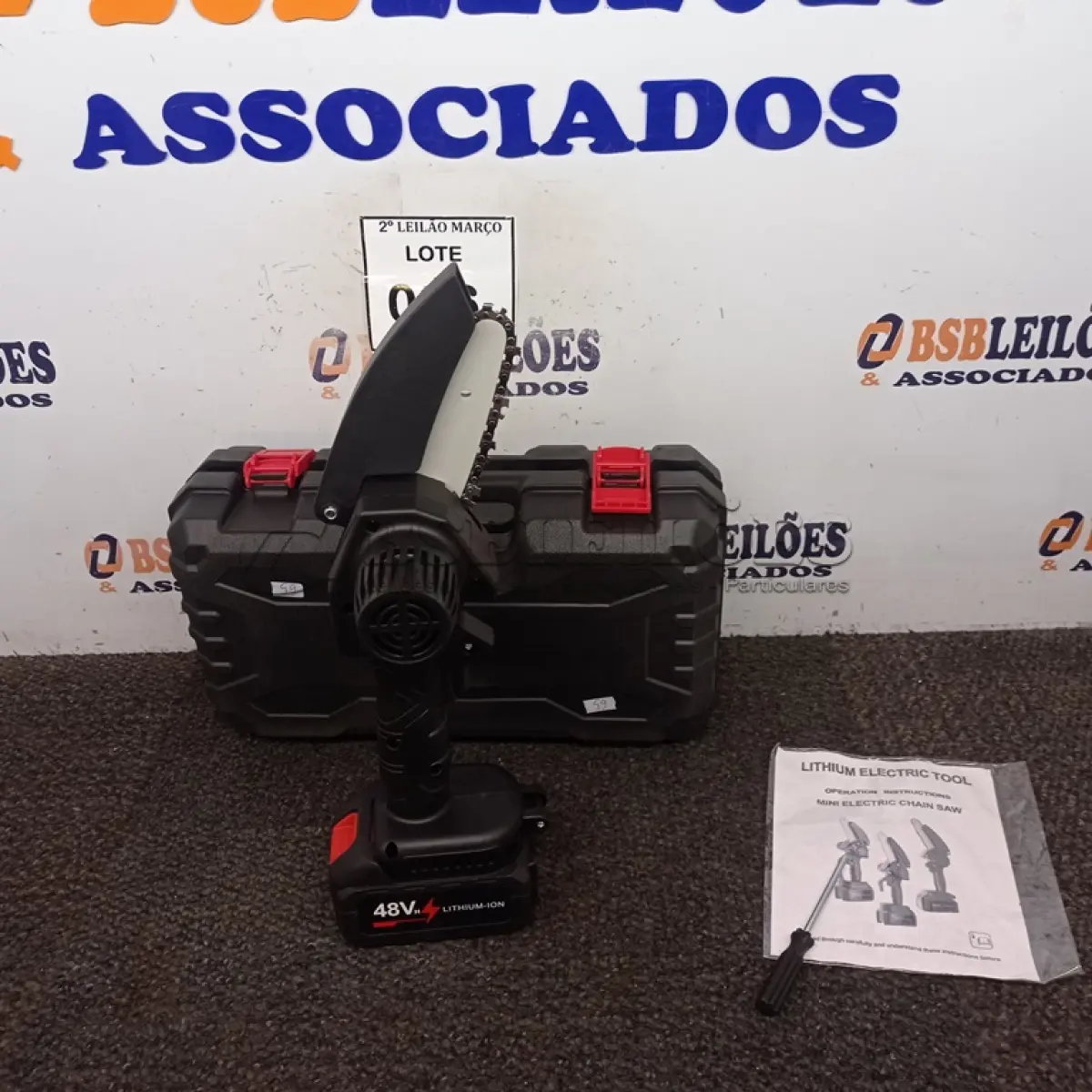 LOTE 036 - 01 MINI MOTOSSERRA ELÉTRICA A BATERIA.  (NO ESTADO) ATENÇÃO! FAZER A VISITAÇÃO ANTES DE ARREMATAR, NÃO SABEMOS SE FUNCIONA. LEILÃO NÃO TEM GARANTIA E NEM DEVOLUÇÃO, SUJEITO A POSSÍVEIS AVARIAS VISÍVEIS/OCULTAS E/OU AUSÊNCIA DE COMPONENTES.
