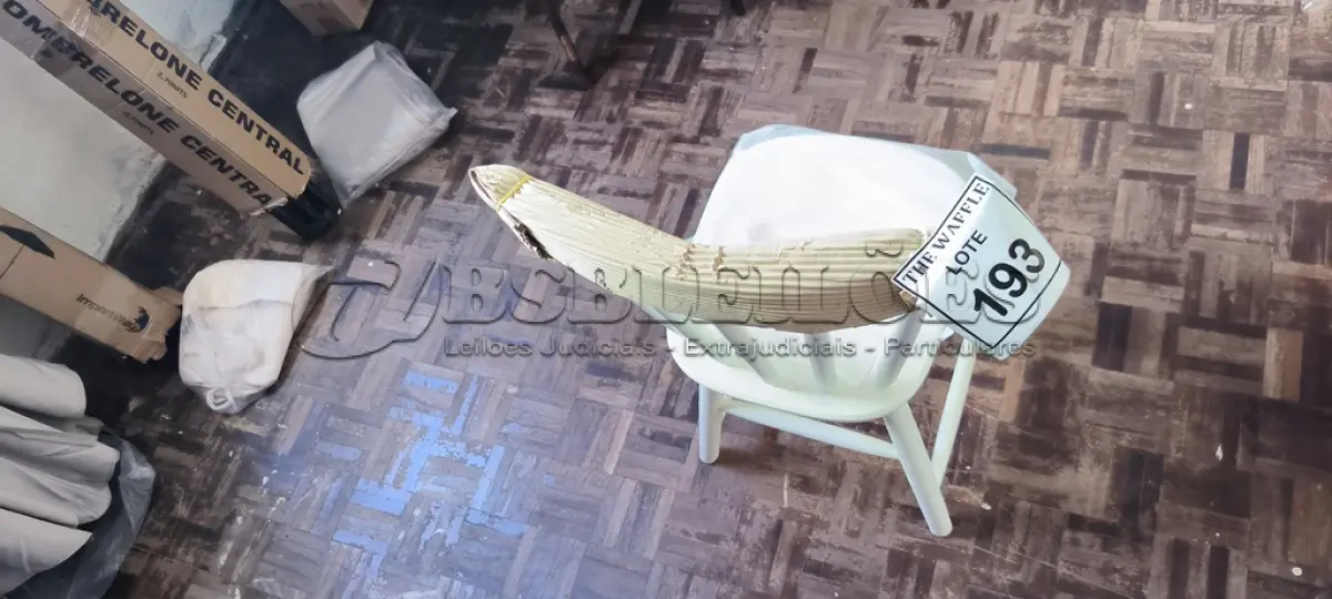 LOTE 193 - 01 CADEIRA EM MADEIRA BRANCA (NOVO). (NO ESTADO) ATENÇÃO! FAZER A VISITAÇÃO ANTES DE ARREMATAR, NÃO SABEMOS SE FUNCIONA. LEILÃO NÃO TEM GARANTIA E NEM DEVOLUÇÃO, SUJEITO A POSSÍVEIS AVARIAS VISÍVEIS/OCULTAS E/OU AUSÊNCIA DE COMPONENTES.
