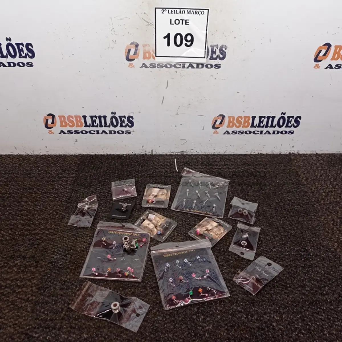 LOTE 109 - 01 LOTE COM PIRCING DIVERSOS.  (NO ESTADO) ATENÇÃO! FAZER A VISITAÇÃO ANTES DE ARREMATAR, NÃO SABEMOS SE FUNCIONA. LEILÃO NÃO TEM GARANTIA E NEM DEVOLUÇÃO, SUJEITO A POSSÍVEIS AVARIAS VISÍVEIS/OCULTAS E/OU AUSÊNCIA DE COMPONENTES.
