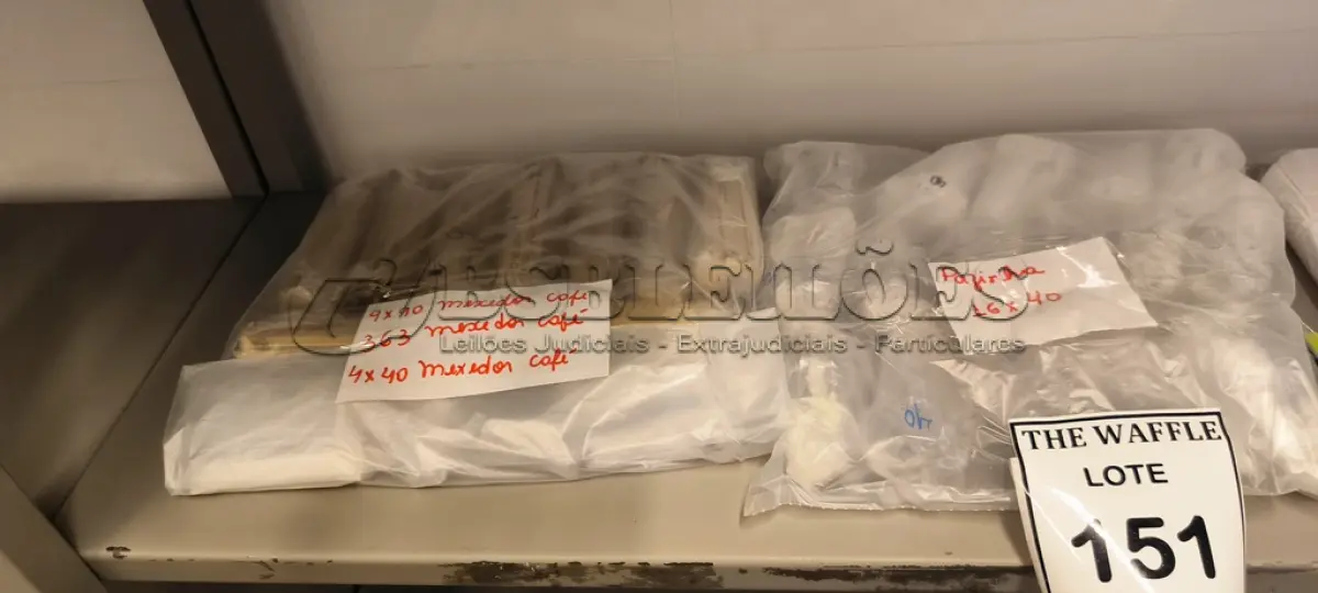LOTE 151 - 01 LOTE COM PAZINHAS PARA SORVETE, MEXEDORES DE CAFÉ, SACOLAS, PALITOS PARA CHURRASCO E BRINQUEDOS. (NO ESTADO) ATENÇÃO! FAZER A VISITAÇÃO ANTES DE ARREMATAR, NÃO SABEMOS SE FUNCIONA. LEILÃO NÃO TEM GARANTIA E NEM DEVOLUÇÃO, SUJEITO A POSSÍVEIS AVARIAS VISÍVEIS/OCULTAS E/OU AUSÊNCIA DE COMPONENTES.