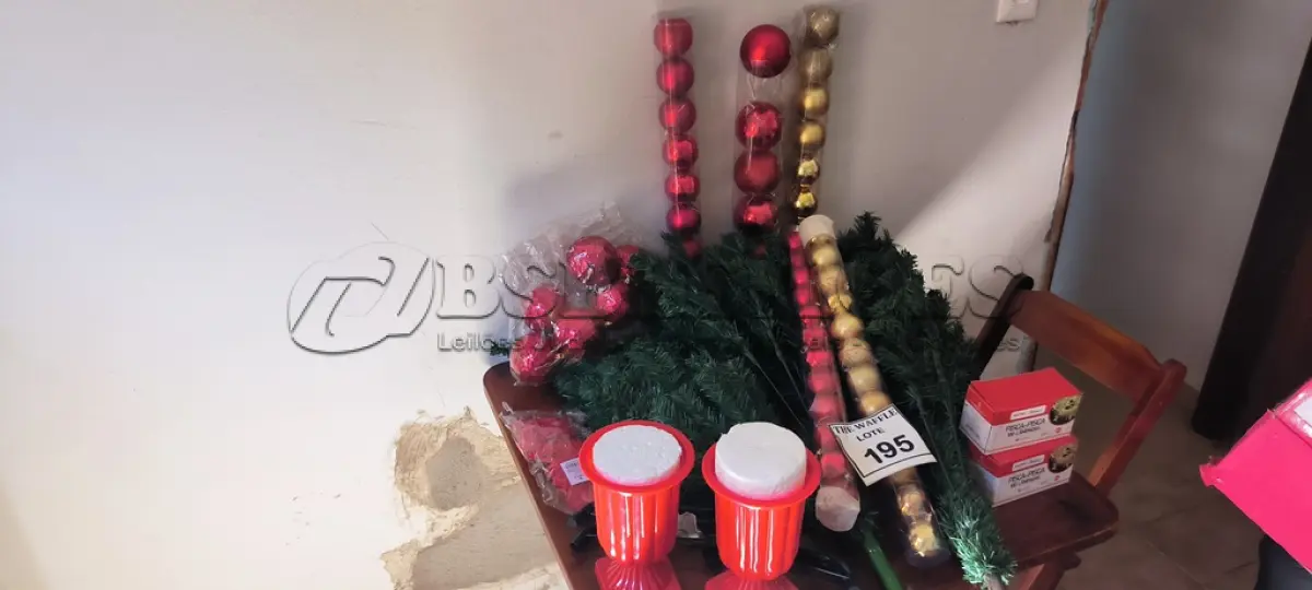 LOTE 195 - 01 ÁRVORE DE NATAL PEQUENA E ENFEITES.  (NO ESTADO) ATENÇÃO! FAZER A VISITAÇÃO ANTES DE ARREMATAR, NÃO SABEMOS SE FUNCIONA. LEILÃO NÃO TEM GARANTIA E NEM DEVOLUÇÃO, SUJEITO A POSSÍVEIS AVARIAS VISÍVEIS/OCULTAS E/OU AUSÊNCIA DE COMPONENTES.