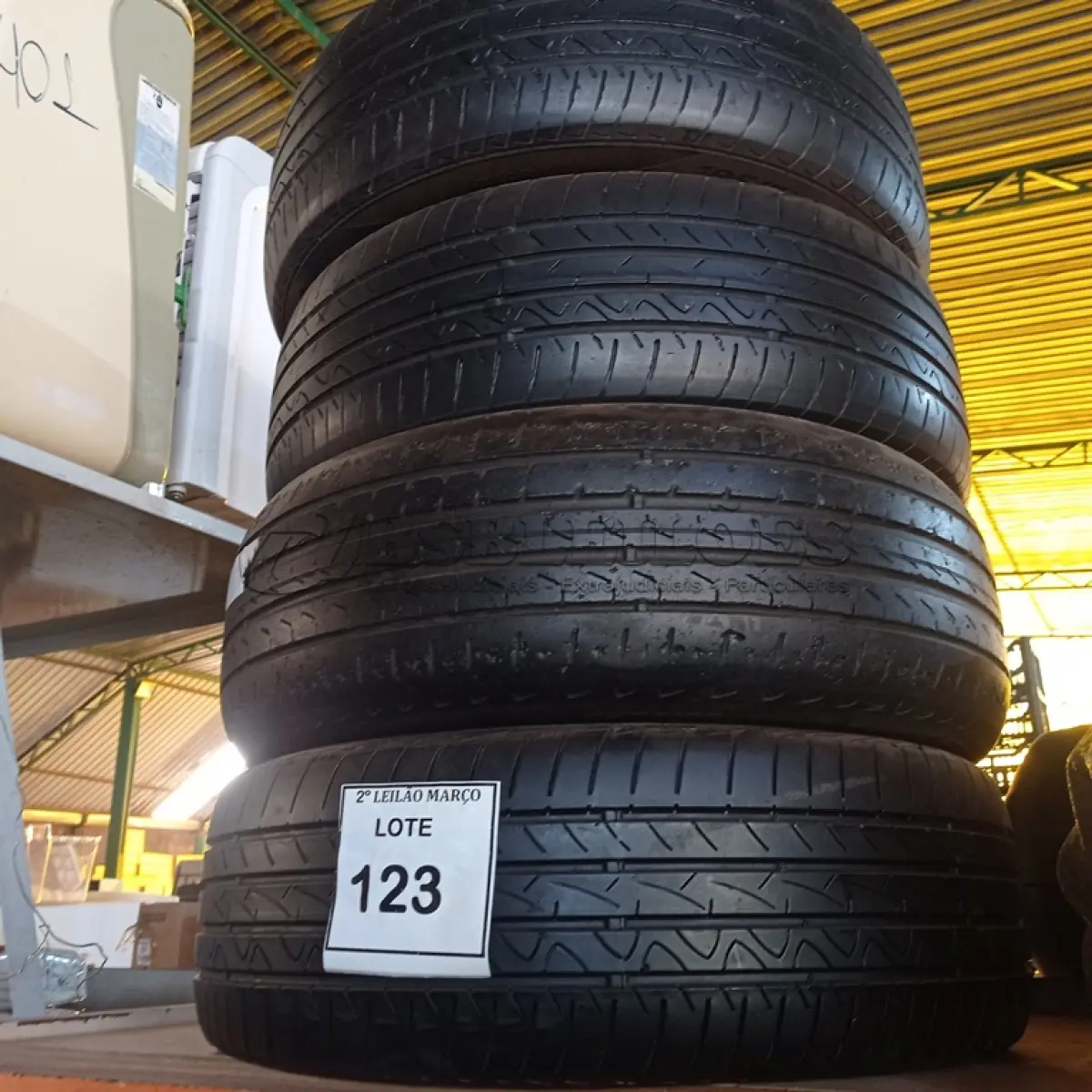 LOTE 123 - 04 PNEUS USADOS 195-55-16. (NO ESTADO) ATENÇÃO! FAZER A VISITAÇÃO ANTES DE ARREMATAR, NÃO SABEMOS SE FUNCIONA. LEILÃO NÃO TEM GARANTIA E NEM DEVOLUÇÃO, SUJEITO A POSSÍVEIS AVARIAS VISÍVEIS/OCULTAS E/OU AUSÊNCIA DE COMPONENTES.