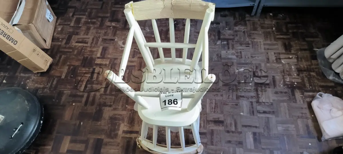 LOTE 186 - 02 CADEIRAS EM MADEIRA BRANCA (NOVO). (NO ESTADO) ATENÇÃO! FAZER A VISITAÇÃO ANTES DE ARREMATAR, NÃO SABEMOS SE FUNCIONA. LEILÃO NÃO TEM GARANTIA E NEM DEVOLUÇÃO, SUJEITO A POSSÍVEIS AVARIAS VISÍVEIS/OCULTAS E/OU AUSÊNCIA DE COMPONENTES.