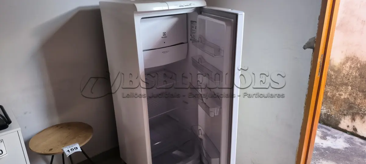 LOTE 157 - 01 GELADEIRA ELECTROLUX RE31.  (NO ESTADO) ATENÇÃO! FAZER A VISITAÇÃO ANTES DE ARREMATAR, NÃO SABEMOS SE FUNCIONA. LEILÃO NÃO TEM GARANTIA E NEM DEVOLUÇÃO, SUJEITO A POSSÍVEIS AVARIAS VISÍVEIS/OCULTAS E/OU AUSÊNCIA DE COMPONENTES.