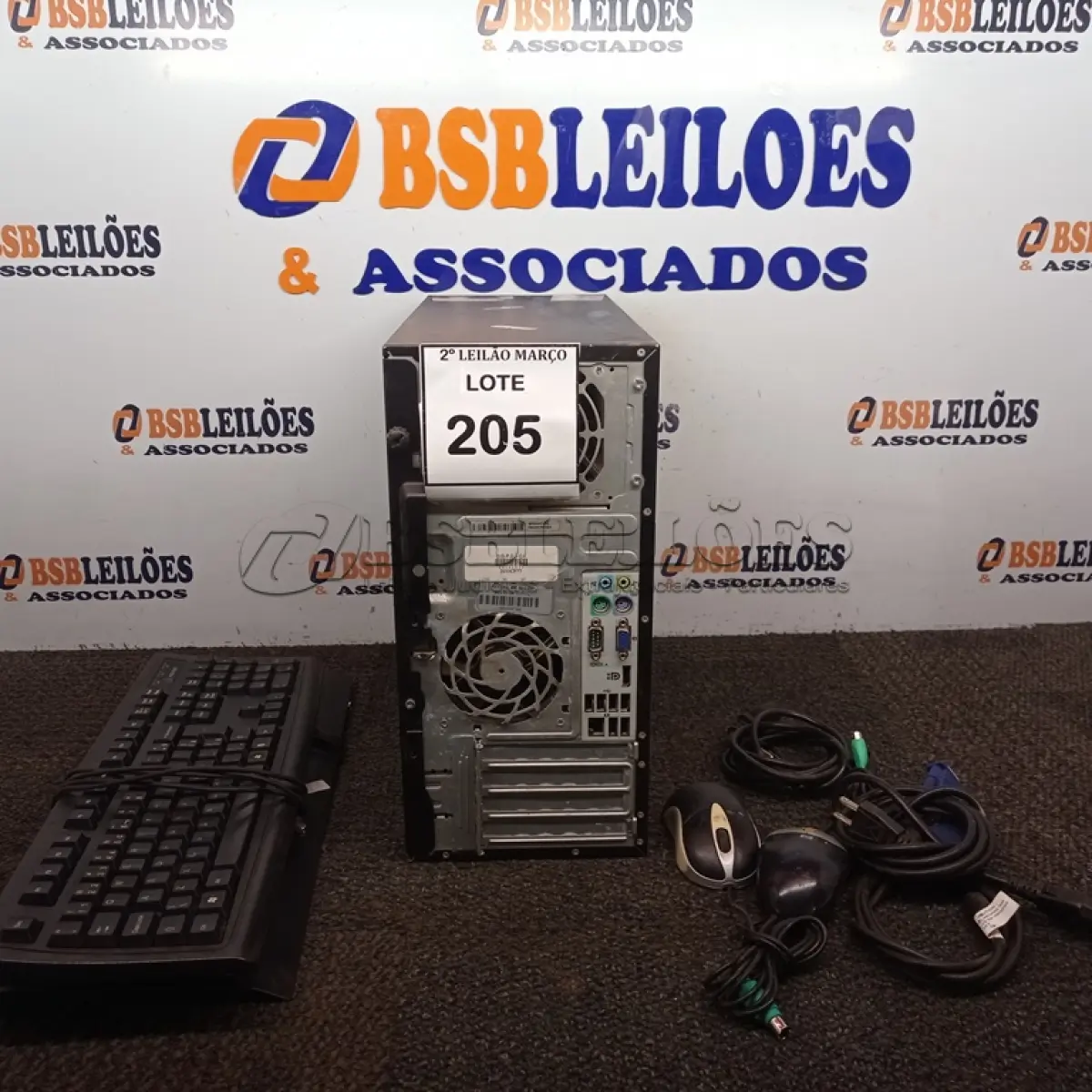 LOTE 205 - 01 COMPUTADOR COMPLETO COM 320GB DE HD, 4GB DE RAM E MONITOR DE 16’’ POLEGADAS. (ACOMPANHA MOUSE, TECLADOS E CABOS) (NO ESTADO) ATENÇÃO! FAZER A VISITAÇÃO ANTES DE ARREMATAR, NÃO SABEMOS SE FUNCIONA. LEILÃO NÃO TEM GARANTIA E NEM DEVOLUÇÃO, SUJEITO A POSSÍVEIS AVARIAS VISÍVEIS/OCULTAS E/OU AUSÊNCIA DE COMPONENTES.