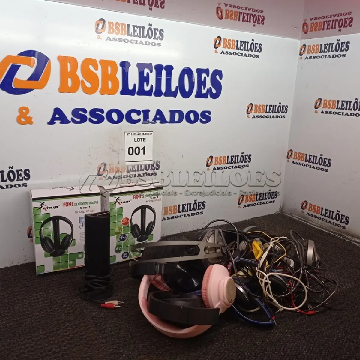 LOTE 001 - 13 FONES DE OUVIDO MARCAS E MODELOS DIVERSOS. (NO ESTADO) ATENÇÃO! FAZER A VISITAÇÃO ANTES DE ARREMATAR, NÃO SABEMOS SE FUNCIONA. LEILÃO NÃO TEM GARANTIA E NEM DEVOLUÇÃO, SUJEITO A POSSÍVEIS AVARIAS VISÍVEIS/OCULTAS E/OU AUSÊNCIA DE COMPONENTES.