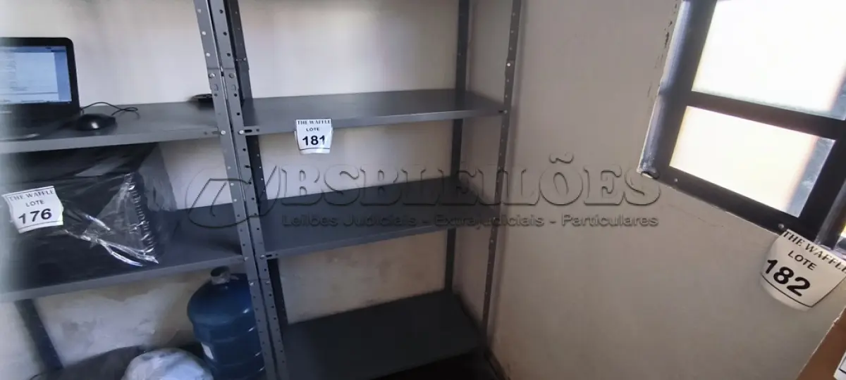 LOTE 181 - 01 ESTANTE DE AÇO 05 PRATELEIRAS. (NO ESTADO) ATENÇÃO! FAZER A VISITAÇÃO ANTES DE ARREMATAR, NÃO SABEMOS SE FUNCIONA. LEILÃO NÃO TEM GARANTIA E NEM DEVOLUÇÃO, SUJEITO A POSSÍVEIS AVARIAS VISÍVEIS/OCULTAS E/OU AUSÊNCIA DE COMPONENTES.