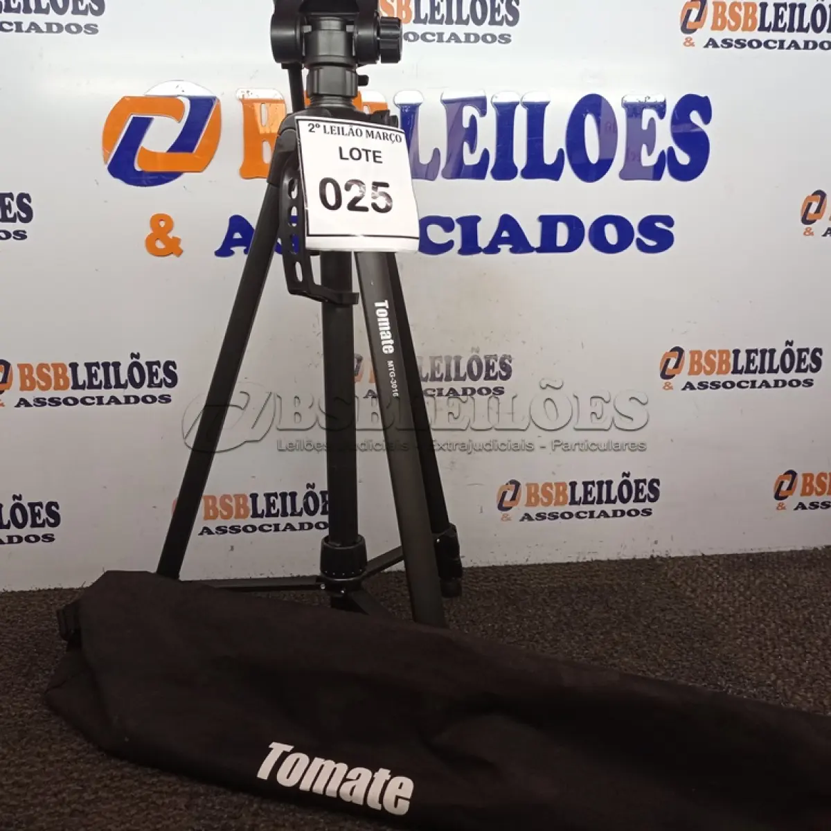 LOTE 025 - 01 TRIPÉ PARA CÂMERA TOMATE MTG-3016. (NO ESTADO) ATENÇÃO! FAZER A VISITAÇÃO ANTES DE ARREMATAR, NÃO SABEMOS SE FUNCIONA. LEILÃO NÃO TEM GARANTIA E NEM DEVOLUÇÃO, SUJEITO A POSSÍVEIS AVARIAS VISÍVEIS/OCULTAS E/OU AUSÊNCIA DE COMPONENTES.