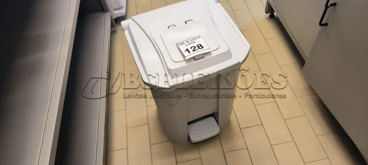 LOTE 128 - 01 LIXEIRA COM PEDAL. (NO ESTADO) ATENÇÃO! FAZER A VISITAÇÃO ANTES DE ARREMATAR, NÃO SABEMOS SE FUNCIONA. LEILÃO NÃO TEM GARANTIA E NEM DEVOLUÇÃO, SUJEITO A POSSÍVEIS AVARIAS VISÍVEIS/OCULTAS E/OU AUSÊNCIA DE COMPONENTES.
