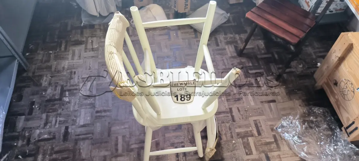 LOTE 189 - 02 CADEIRAS EM MADEIRA BRANCA (NOVO). (NO ESTADO) ATENÇÃO! FAZER A VISITAÇÃO ANTES DE ARREMATAR, NÃO SABEMOS SE FUNCIONA. LEILÃO NÃO TEM GARANTIA E NEM DEVOLUÇÃO, SUJEITO A POSSÍVEIS AVARIAS VISÍVEIS/OCULTAS E/OU AUSÊNCIA DE COMPONENTES.
