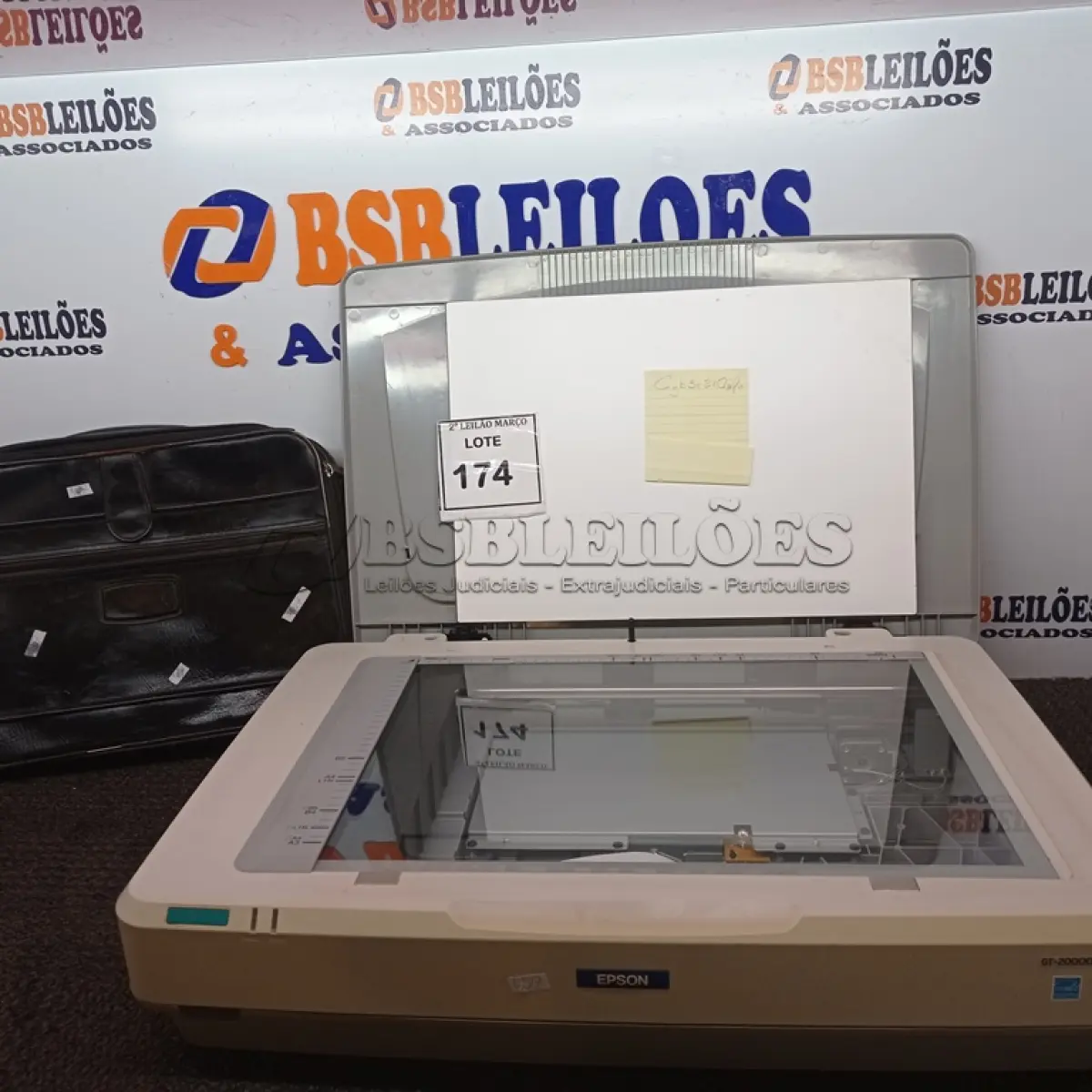 LOTE 174 - 01 SCANNER EPSON E 01 BOLSA PARA NOTEBOOK. (NO ESTADO) ATENÇÃO! FAZER A VISITAÇÃO ANTES DE ARREMATAR, NÃO SABEMOS SE FUNCIONA. LEILÃO NÃO TEM GARANTIA E NEM DEVOLUÇÃO, SUJEITO A POSSÍVEIS AVARIAS VISÍVEIS/OCULTAS E/OU AUSÊNCIA DE COMPONENTES.