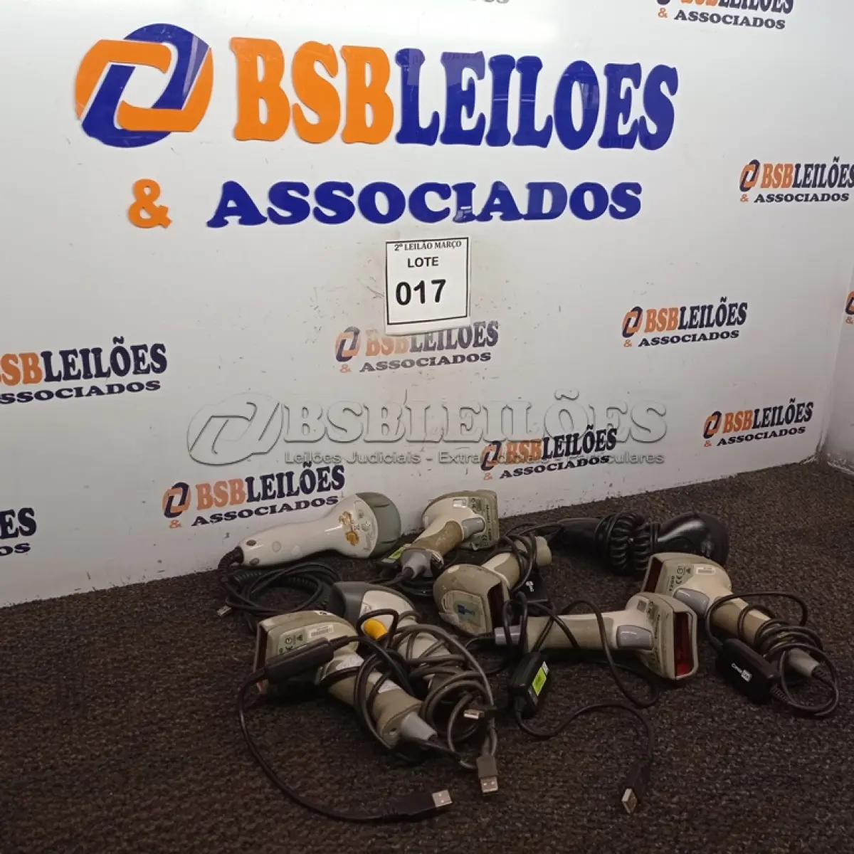 LOTE 017 - 08 LEITORES DE CÓDIGO DE BARRAS. (NO ESTADO) ATENÇÃO! FAZER A VISITAÇÃO ANTES DE ARREMATAR, NÃO SABEMOS SE FUNCIONA. LEILÃO NÃO TEM GARANTIA E NEM DEVOLUÇÃO, SUJEITO A POSSÍVEIS AVARIAS VISÍVEIS/OCULTAS E/OU AUSÊNCIA DE COMPONENTES.