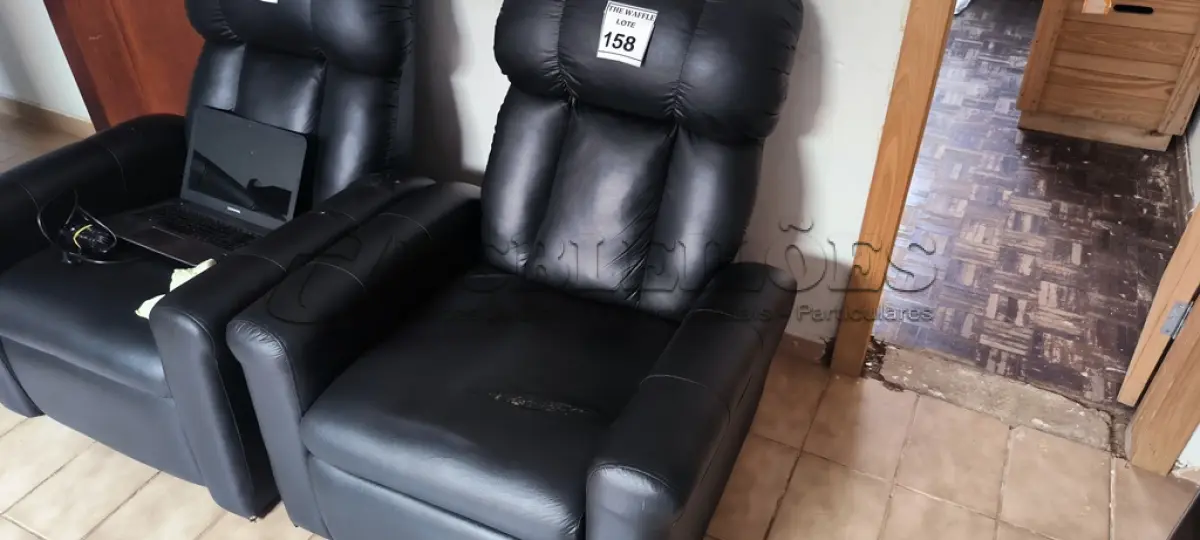 LOTE 158 - 01 POLTRONA EM CORINHO PRETO. (NO ESTADO) ATENÇÃO! FAZER A VISITAÇÃO ANTES DE ARREMATAR, NÃO SABEMOS SE FUNCIONA. LEILÃO NÃO TEM GARANTIA E NEM DEVOLUÇÃO, SUJEITO A POSSÍVEIS AVARIAS VISÍVEIS/OCULTAS E/OU AUSÊNCIA DE COMPONENTES.