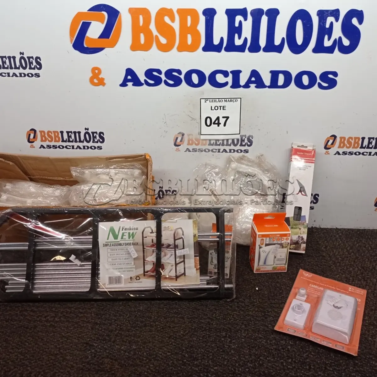 LOTE 047 - 01 LOTE COM SACOLAS PLÁSTICAS, EXTENSOR DE TORNEIRA, CARRILHO DE PORTA DE MOVIMENTO, SUPORTE PARA CELULAR, CAMPAINHA E 01 SAPATEIRA DESMONTADA.   (NO ESTADO) ATENÇÃO! FAZER A VISITAÇÃO ANTES DE ARREMATAR, NÃO SABEMOS SE FUNCIONA. LEILÃO NÃO TEM GARANTIA E NEM DEVOLUÇÃO, SUJEITO A POSSÍVEIS AVARIAS VISÍVEIS/OCULTAS E/OU AUSÊNCIA DE COMPONENTES.