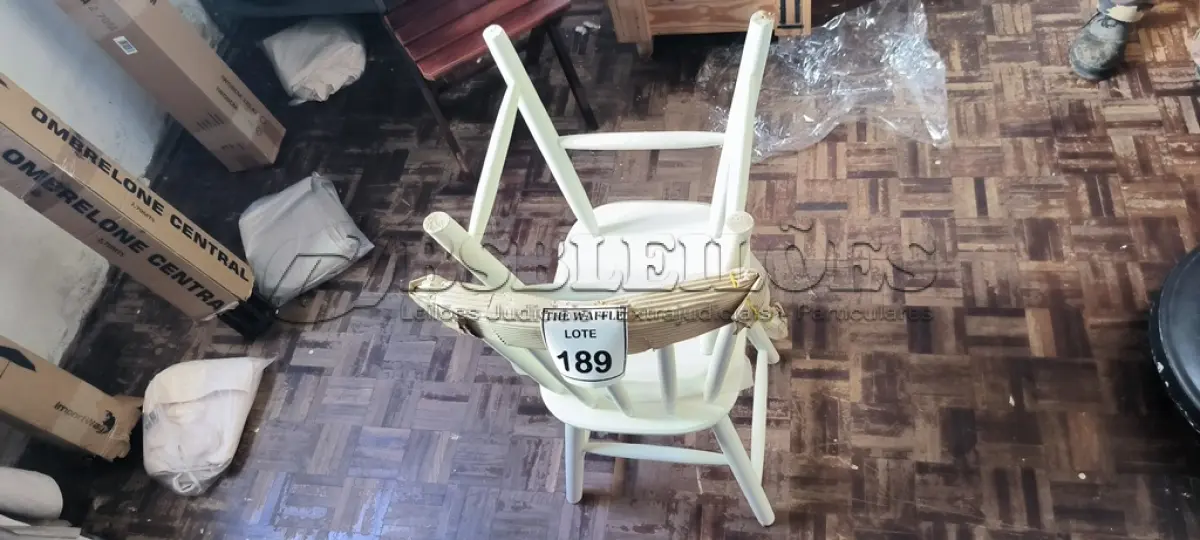 LOTE 189 - 02 CADEIRAS EM MADEIRA BRANCA (NOVO). (NO ESTADO) ATENÇÃO! FAZER A VISITAÇÃO ANTES DE ARREMATAR, NÃO SABEMOS SE FUNCIONA. LEILÃO NÃO TEM GARANTIA E NEM DEVOLUÇÃO, SUJEITO A POSSÍVEIS AVARIAS VISÍVEIS/OCULTAS E/OU AUSÊNCIA DE COMPONENTES.