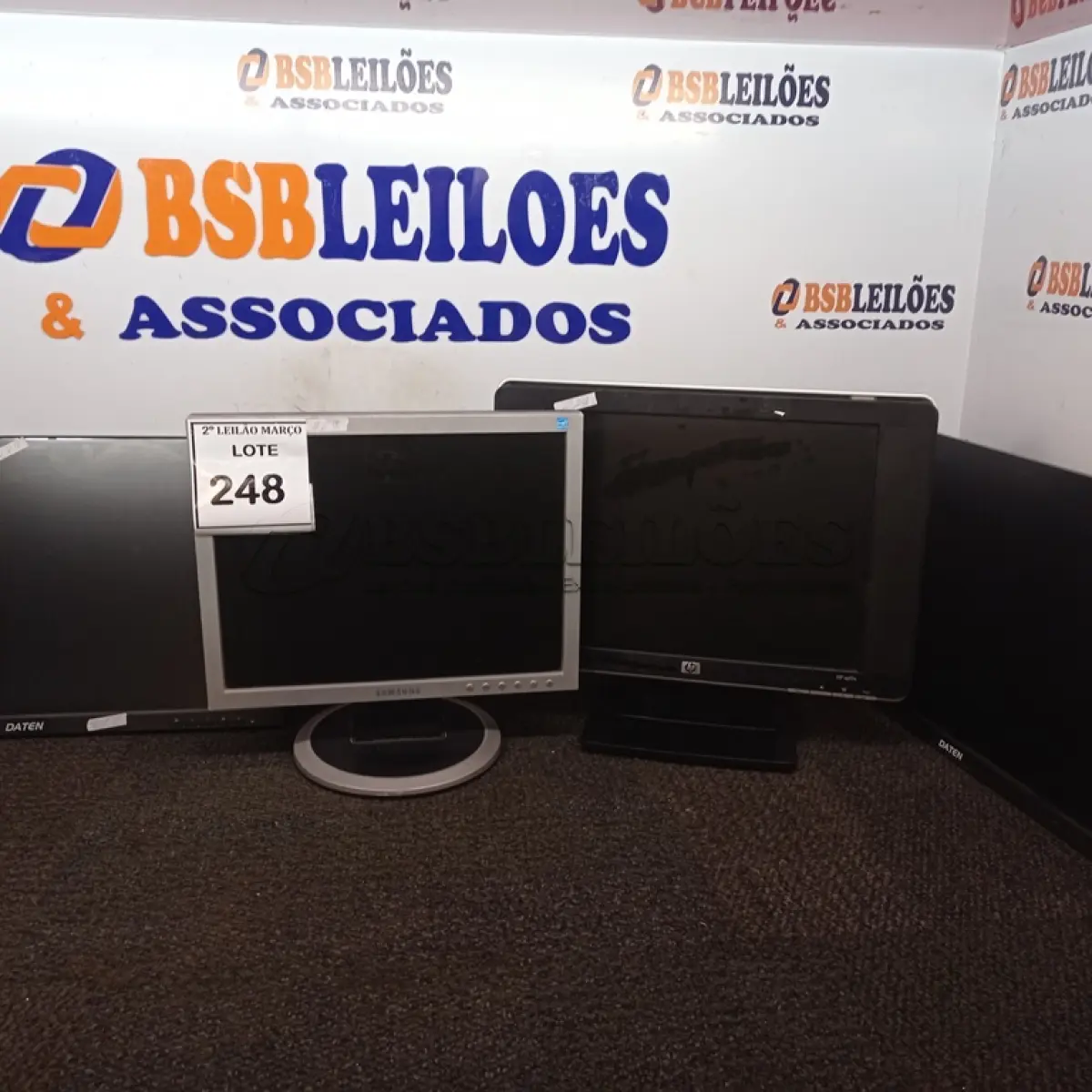 LOTE 248 - 05 MONITORES DIVERSOS. (NO ESTADO) ATENÇÃO! FAZER A VISITAÇÃO ANTES DE ARREMATAR, NÃO SABEMOS SE FUNCIONA. LEILÃO NÃO TEM GARANTIA E NEM DEVOLUÇÃO, SUJEITO A POSSÍVEIS AVARIAS VISÍVEIS/OCULTAS E/OU AUSÊNCIA DE COMPONENTES.