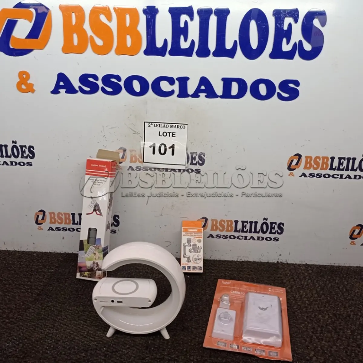 LOTE 101 - 01 SMART LIGHT SOUND, 01 CARRINHO DE PORTA DE MOVIMENTO, 01 EXTENSOR DE TORNEIRA E SUPORTE PARA CELULAR. (NO ESTADO) ATENÇÃO! FAZER A VISITAÇÃO ANTES DE ARREMATAR, NÃO SABEMOS SE FUNCIONA. LEILÃO NÃO TEM GARANTIA E NEM DEVOLUÇÃO, SUJEITO A POSSÍVEIS AVARIAS VISÍVEIS/OCULTAS E/OU AUSÊNCIA DE COMPONENTES.