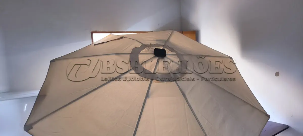 LOTE 170 - 01 OMBRELONE DE LED SEM A BASE.  (NO ESTADO) ATENÇÃO! FAZER A VISITAÇÃO ANTES DE ARREMATAR, NÃO SABEMOS SE FUNCIONA. LEILÃO NÃO TEM GARANTIA E NEM DEVOLUÇÃO, SUJEITO A POSSÍVEIS AVARIAS VISÍVEIS/OCULTAS E/OU AUSÊNCIA DE COMPONENTES.