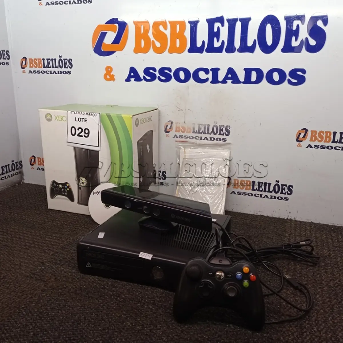 LOTE 029 - 01 CONSOLE DE XBOX 360 COM 01 CONTROLE E 01 KINECT.  (NO ESTADO) ATENÇÃO! FAZER A VISITAÇÃO ANTES DE ARREMATAR, NÃO SABEMOS SE FUNCIONA. LEILÃO NÃO TEM GARANTIA E NEM DEVOLUÇÃO, SUJEITO A POSSÍVEIS AVARIAS VISÍVEIS/OCULTAS E/OU AUSÊNCIA DE COMPONENTES.