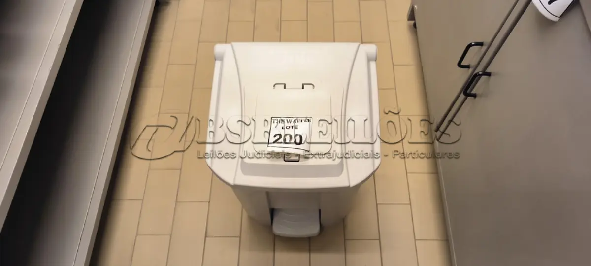 LOTE 200 - 01 LIXEIRA COM PEDAL. (NO ESTADO) ATENÇÃO! FAZER A VISITAÇÃO ANTES DE ARREMATAR, NÃO SABEMOS SE FUNCIONA. LEILÃO NÃO TEM GARANTIA E NEM DEVOLUÇÃO, SUJEITO A POSSÍVEIS AVARIAS VISÍVEIS/OCULTAS E/OU AUSÊNCIA DE COMPONENTES.