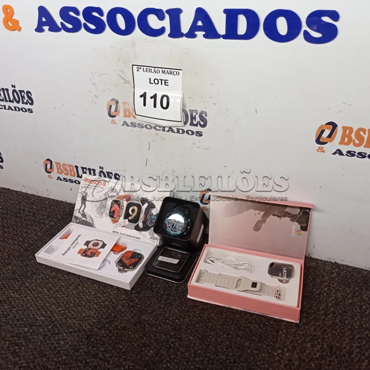 LOTE 110 - 02 RELÓGIOS SMART WACTH E 01 RELÓGIO.  (NO ESTADO) ATENÇÃO! FAZER A VISITAÇÃO ANTES DE ARREMATAR, NÃO SABEMOS SE FUNCIONA. LEILÃO NÃO TEM GARANTIA E NEM DEVOLUÇÃO, SUJEITO A POSSÍVEIS AVARIAS VISÍVEIS/OCULTAS E/OU AUSÊNCIA DE COMPONENTES.