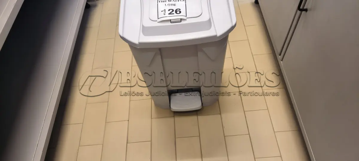 LOTE 126 - 01 LIXEIRA COM PEDAL. (NO ESTADO) ATENÇÃO! FAZER A VISITAÇÃO ANTES DE ARREMATAR, NÃO SABEMOS SE FUNCIONA. LEILÃO NÃO TEM GARANTIA E NEM DEVOLUÇÃO, SUJEITO A POSSÍVEIS AVARIAS VISÍVEIS/OCULTAS E/OU AUSÊNCIA DE COMPONENTES.