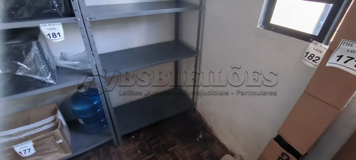 LOTE 173 - 01 ESTANTE DE AÇO 05 PRATELEIRAS. (NO ESTADO) ATENÇÃO! FAZER A VISITAÇÃO ANTES DE ARREMATAR, NÃO SABEMOS SE FUNCIONA. LEILÃO NÃO TEM GARANTIA E NEM DEVOLUÇÃO, SUJEITO A POSSÍVEIS AVARIAS VISÍVEIS/OCULTAS E/OU AUSÊNCIA DE COMPONENTES.