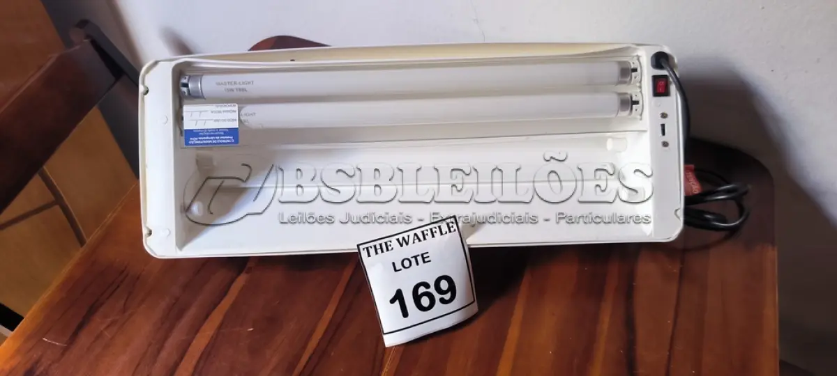 LOTE 169 - 01 LUMINÁRIA PARA MOSCA. (NO ESTADO) ATENÇÃO! FAZER A VISITAÇÃO ANTES DE ARREMATAR, NÃO SABEMOS SE FUNCIONA. LEILÃO NÃO TEM GARANTIA E NEM DEVOLUÇÃO, SUJEITO A POSSÍVEIS AVARIAS VISÍVEIS/OCULTAS E/OU AUSÊNCIA DE COMPONENTES.