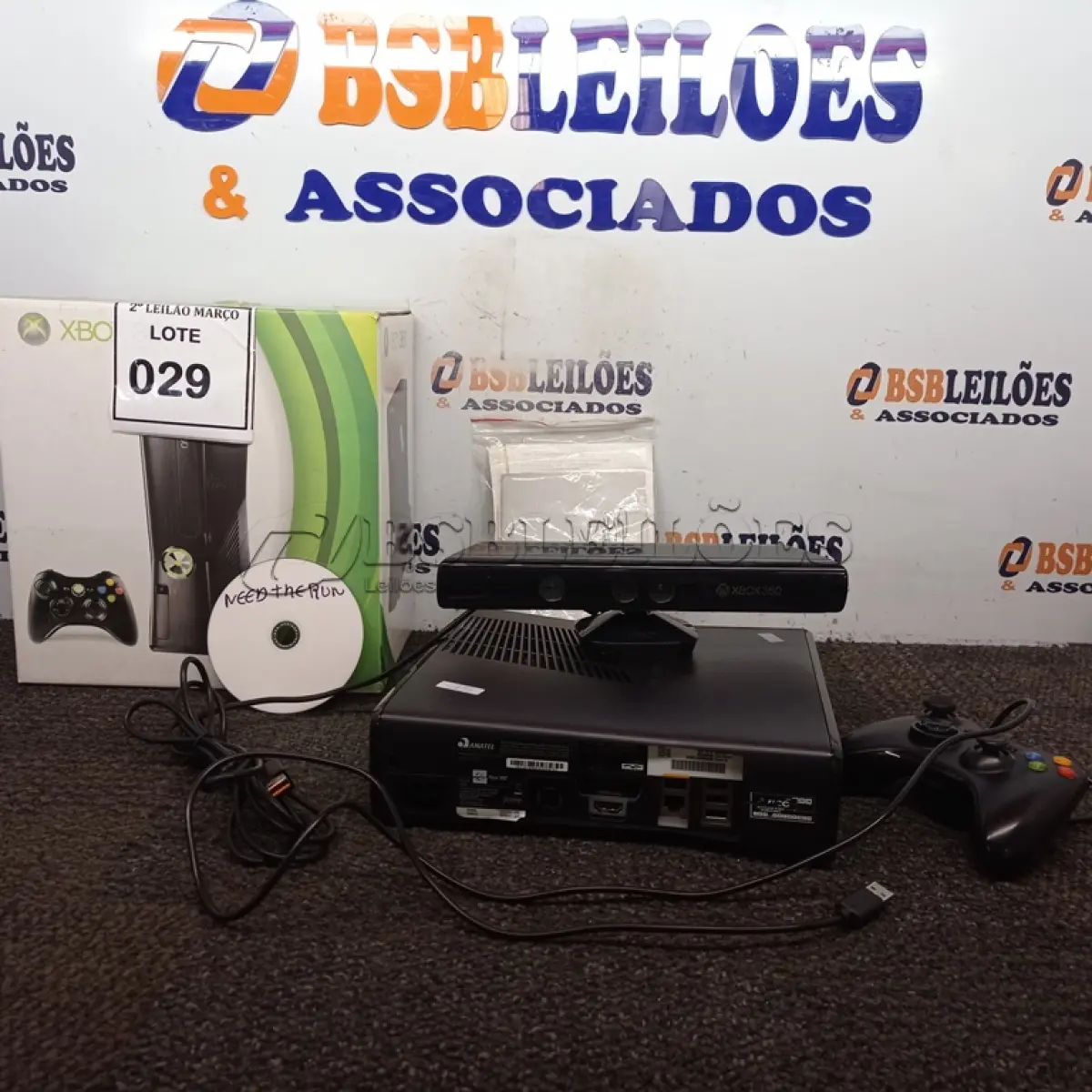 LOTE 029 - 01 CONSOLE DE XBOX 360 COM 01 CONTROLE E 01 KINECT.  (NO ESTADO) ATENÇÃO! FAZER A VISITAÇÃO ANTES DE ARREMATAR, NÃO SABEMOS SE FUNCIONA. LEILÃO NÃO TEM GARANTIA E NEM DEVOLUÇÃO, SUJEITO A POSSÍVEIS AVARIAS VISÍVEIS/OCULTAS E/OU AUSÊNCIA DE COMPONENTES.