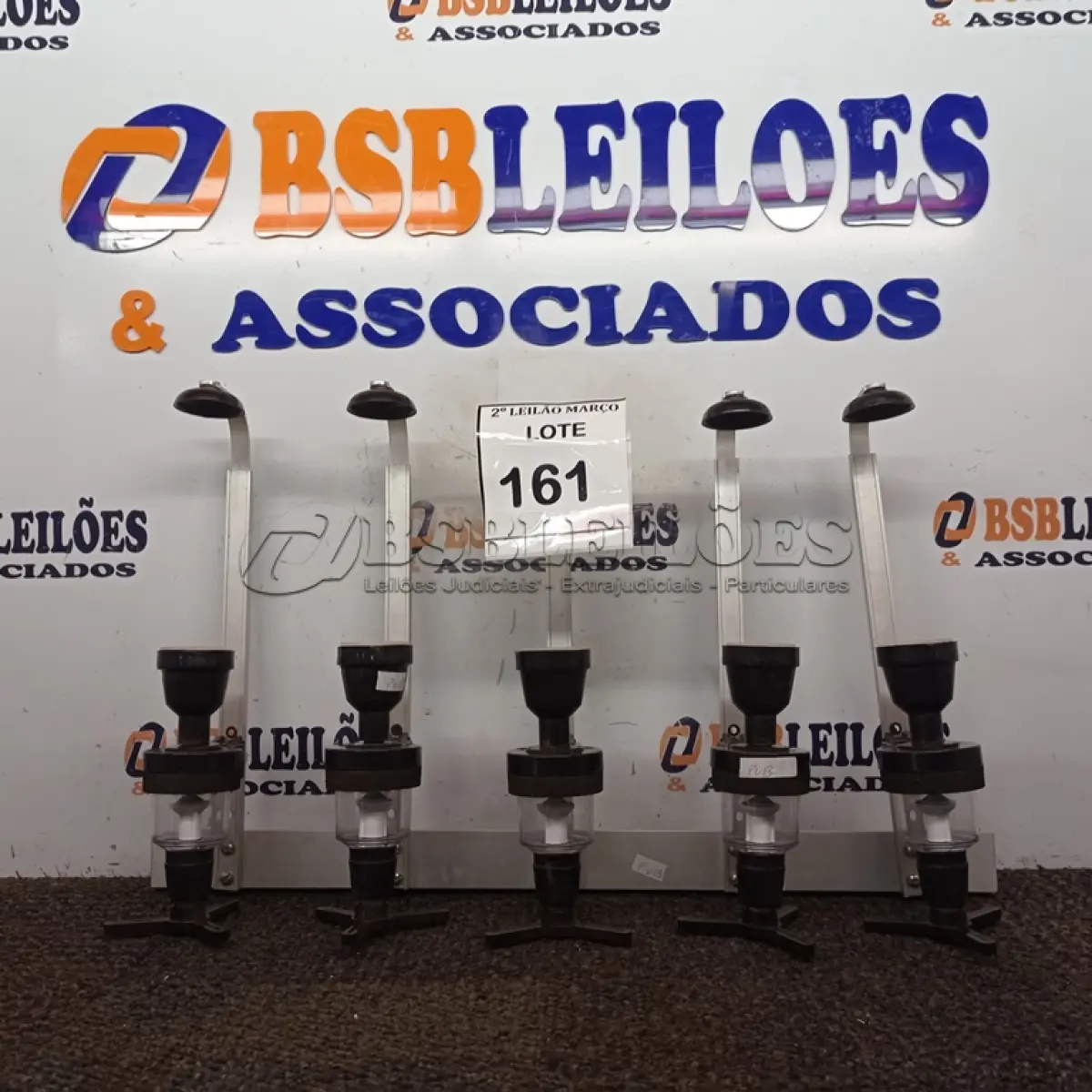 LOTE 161 - 05 DOSADORES DE BEBIDAS. (NO ESTADO) ATENÇÃO! FAZER A VISITAÇÃO ANTES DE ARREMATAR, NÃO SABEMOS SE FUNCIONA. LEILÃO NÃO TEM GARANTIA E NEM DEVOLUÇÃO, SUJEITO A POSSÍVEIS AVARIAS VISÍVEIS/OCULTAS E/OU AUSÊNCIA DE COMPONENTES.
