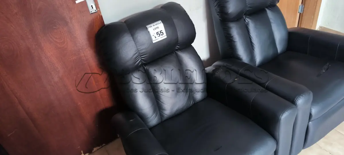 LOTE 155 - 01 POLTRONA EM CORINHO PRETO. (NO ESTADO) ATENÇÃO! FAZER A VISITAÇÃO ANTES DE ARREMATAR, NÃO SABEMOS SE FUNCIONA. LEILÃO NÃO TEM GARANTIA E NEM DEVOLUÇÃO, SUJEITO A POSSÍVEIS AVARIAS VISÍVEIS/OCULTAS E/OU AUSÊNCIA DE COMPONENTES.