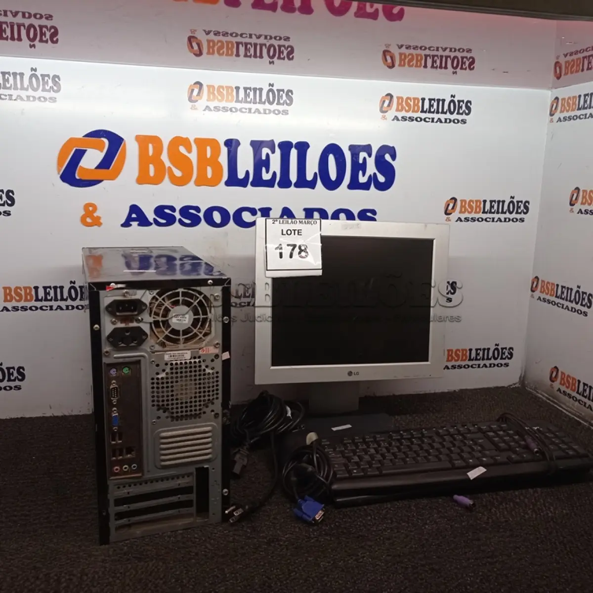 LOTE 178 - 01 COMPUTADOR COMPLETO COM 160GB DE HD, 4GB DE RAM E MONITOR DE 15 POLEGADAS. (ACOMPANHA MOUSE, TECLADOS E CABOS) (NO ESTADO) ATENÇÃO! FAZER A VISITAÇÃO ANTES DE ARREMATAR, NÃO SABEMOS SE FUNCIONA. LEILÃO NÃO TEM GARANTIA E NEM DEVOLUÇÃO, SUJEITO A POSSÍVEIS AVARIAS VISÍVEIS/OCULTAS E/OU AUSÊNCIA DE COMPONENTES.