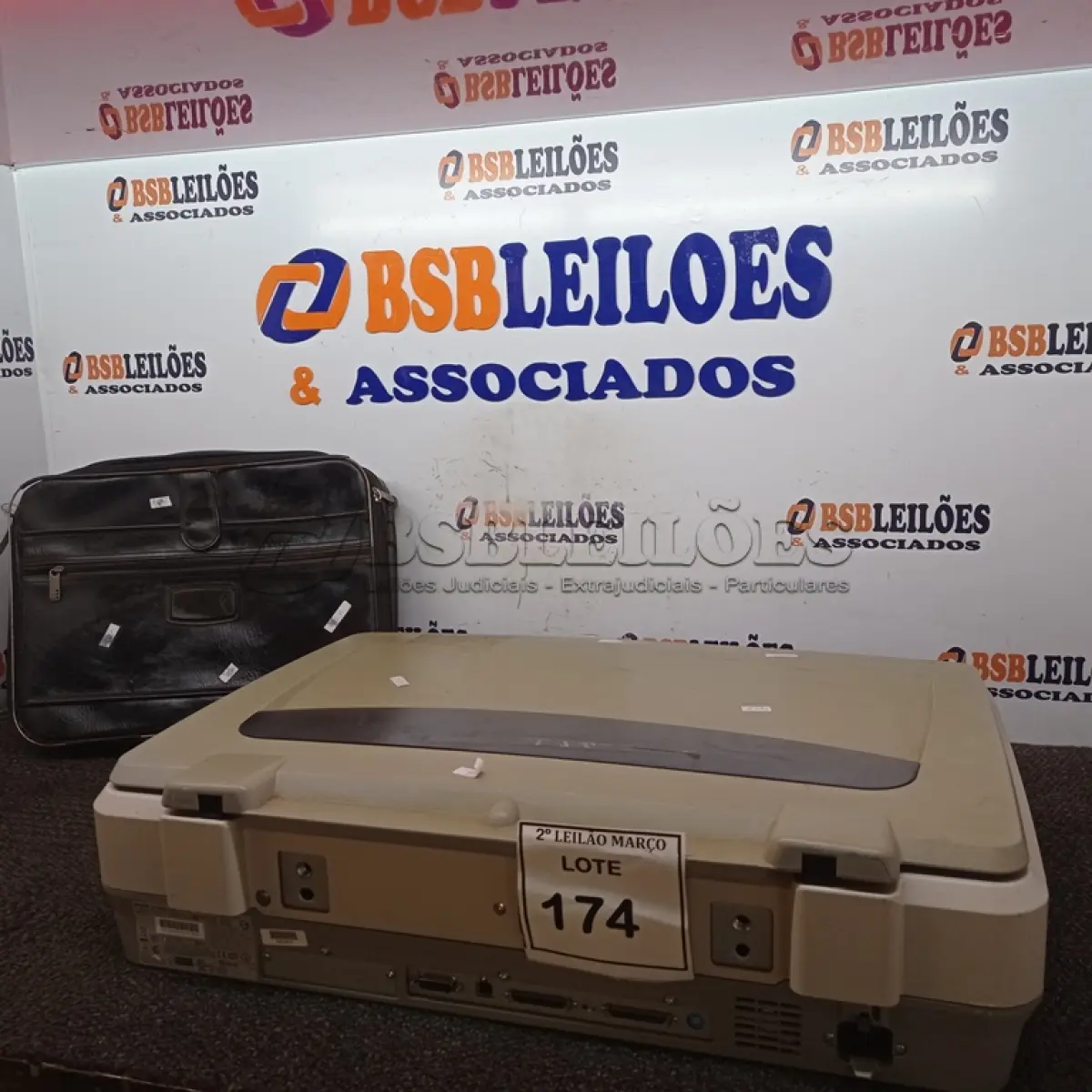 LOTE 174 - 01 SCANNER EPSON E 01 BOLSA PARA NOTEBOOK. (NO ESTADO) ATENÇÃO! FAZER A VISITAÇÃO ANTES DE ARREMATAR, NÃO SABEMOS SE FUNCIONA. LEILÃO NÃO TEM GARANTIA E NEM DEVOLUÇÃO, SUJEITO A POSSÍVEIS AVARIAS VISÍVEIS/OCULTAS E/OU AUSÊNCIA DE COMPONENTES.