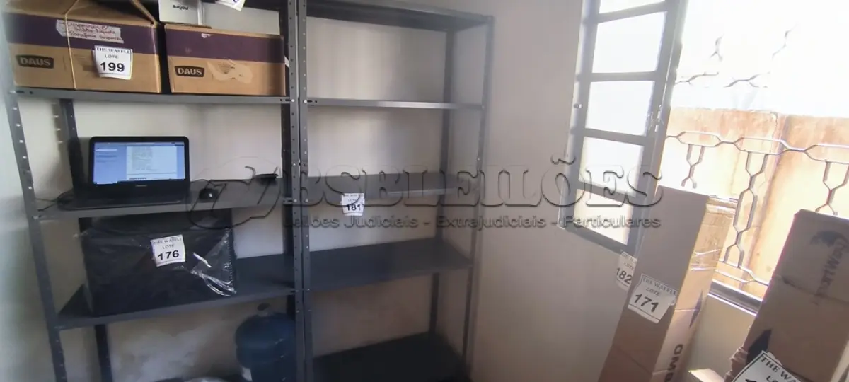 LOTE 181 - 01 ESTANTE DE AÇO 05 PRATELEIRAS. (NO ESTADO) ATENÇÃO! FAZER A VISITAÇÃO ANTES DE ARREMATAR, NÃO SABEMOS SE FUNCIONA. LEILÃO NÃO TEM GARANTIA E NEM DEVOLUÇÃO, SUJEITO A POSSÍVEIS AVARIAS VISÍVEIS/OCULTAS E/OU AUSÊNCIA DE COMPONENTES.